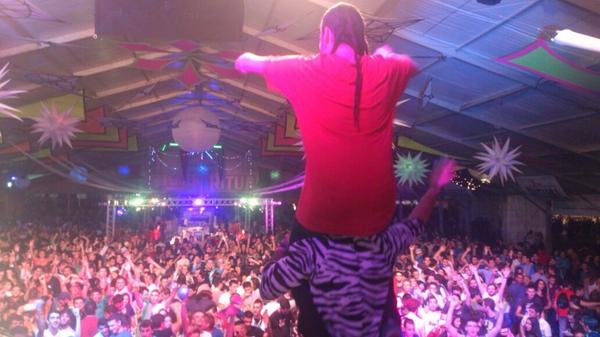 ThePeakboyz's tweet photo. Otra de las que aun no me creo!!! MUY TOP #Zaragoza @riversoundfest #Pilares2014 @HardLandSpain http://t.co/BMZsKwfSbI