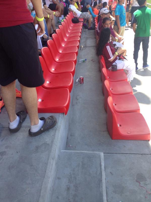 Tenemos que cuidar nuestros estadios.  No ensuciar también es limpiar...