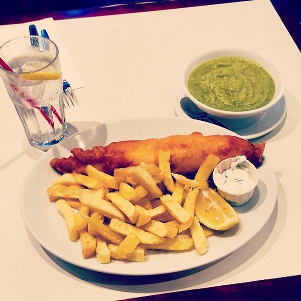 BambiMonrOe_'s tweet image. Just havin me a bit of fish and #Chippies with a side of #MashedPeas, Lads! #FishandChips #London #BM