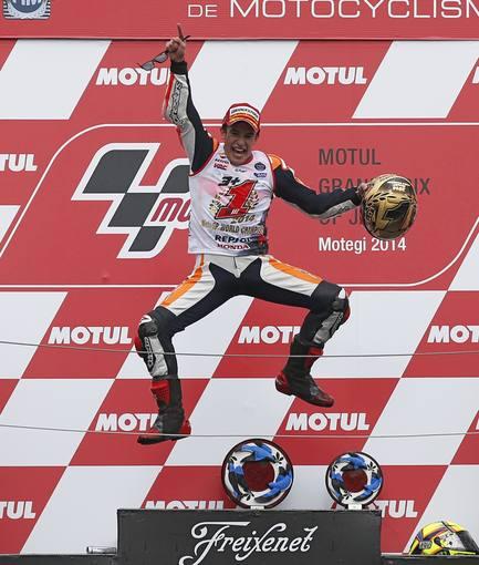 garfersc's tweet photo. 2 años en moto gp, 2 veces campeón del mundo. Q grande es este tío, imagino q Lorenzo y pedrosa seguirán llorando http://t.co/rzEdYjiHNs