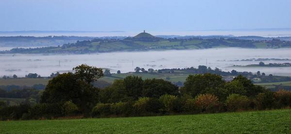 som_nature_spy's tweet photo. I had to stop and take a pic of the Tor this morning,the mist makes it look like its surrounded by water @SomersetWT http://t.co/EwBeotFZ1n