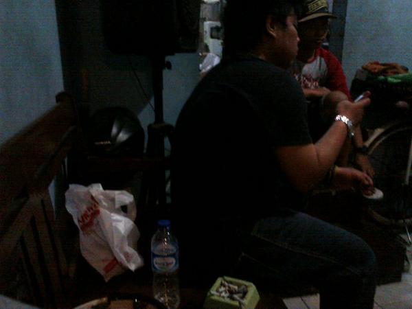 dwhite_smoke's tweet photo. #eko #percussionist lagi sibuk SMS sama pacaranya :D http://t.co/oGbJvHMCYR