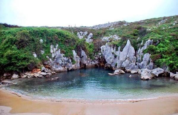 _Paisajes_'s tweet photo. Playa de #Gulpiyuri  al norte del pueblo de #Naves a mitad de camino entre #Ribadesella y #Llanes #Asturias http://t.co/JcOtYrCq5O