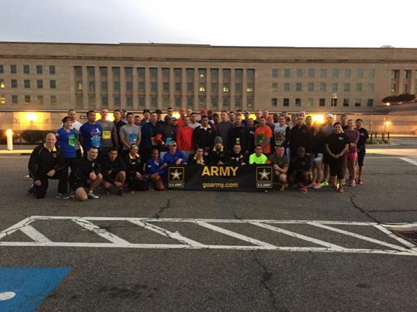 USAREC_CG's tweet image. Great to see so many @USArmy recruiters running the #Army10Miler today!