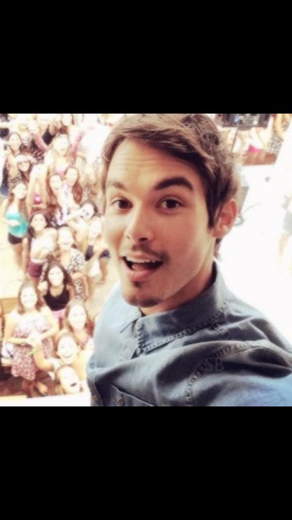 On arrête tout, cest lanniversaire de Tyler Blackburn. 
Happy Birthday 