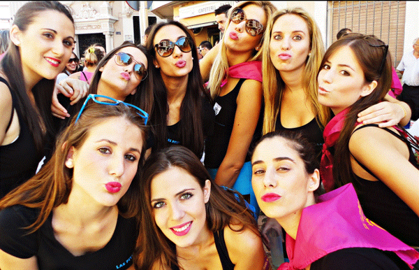 laiabeltran's tweet photo. Despediim les #FDR14..! Però han sigut unes festes increibless ;) #pitufas @mariiariveera @MireNJoana @_Saratp http://t.co/uIOALjR6pi