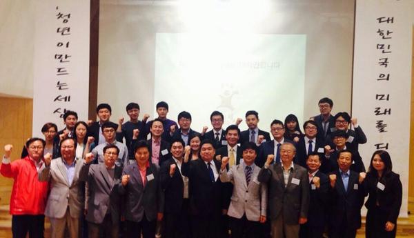 2040 청년이 중심이 되는 세상!
'청년만세"가 12일 출범했습니다. '청년이 만드는 세상'의 창립행사에 참석해주시고, 많은 성원을 보내주셔서 마음깊이 감사드립니다.
- 청년만세 일동 -
#청년만세