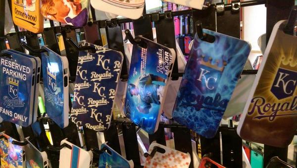 Setcell101's tweet image. Hey #Royals fans! RT by 10/15 for a chance to win a free #Royals iPhone 5/5S case! #TakeTheCrown