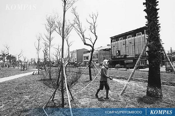 hariankompas's tweet photo. Petugas menyiram tanaman di Taman Putra Putri, Pluit, Penjaringan, Jakarta Utara #KompasFoto #Hal26 http://t.co/fHVviU71Ty