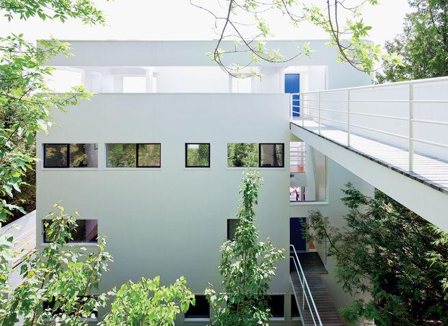 Happy 80th birthday, Richard Meier! Tour his Douglas House in Michigan:  
