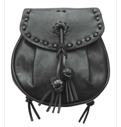 'Baillie' Sporran in black leather.
Available from pibrochscotland.com