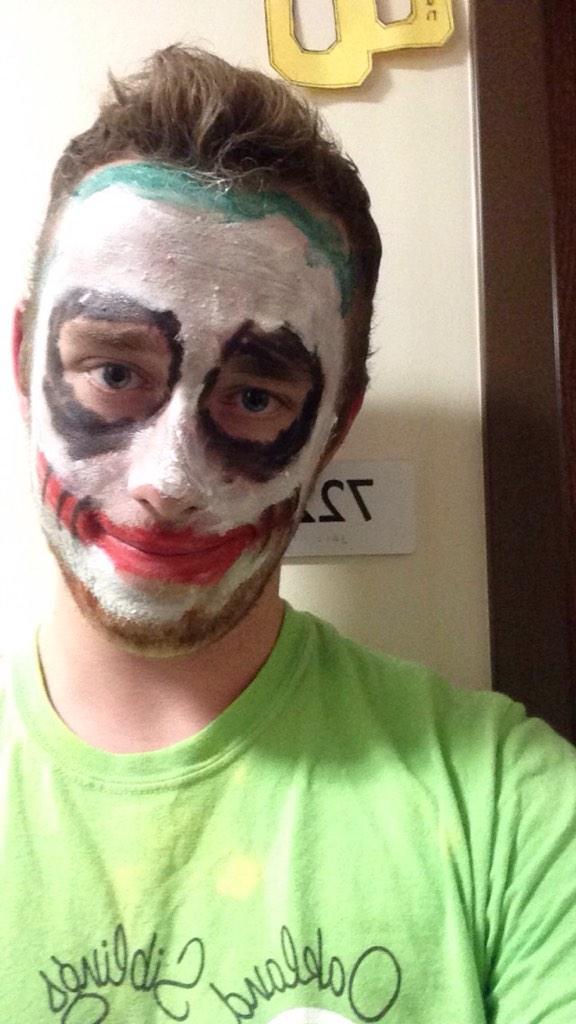 tylerpl32's tweet photo. My floors attempt at making me scary! Good job fellas! #7north #whysoserious #showertime http://t.co/9DwNdVpdAn