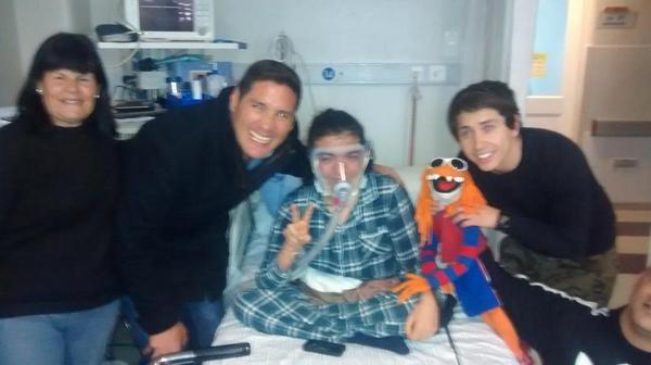 Francisco_Saez's tweet photo. @nelsonavila  @SenadorGuillier @albertoespina  #UnPulmonParaCarlos te pedimos solo un click en RT Gracias #SoyDonante http://t.co/bWDJdFix1g