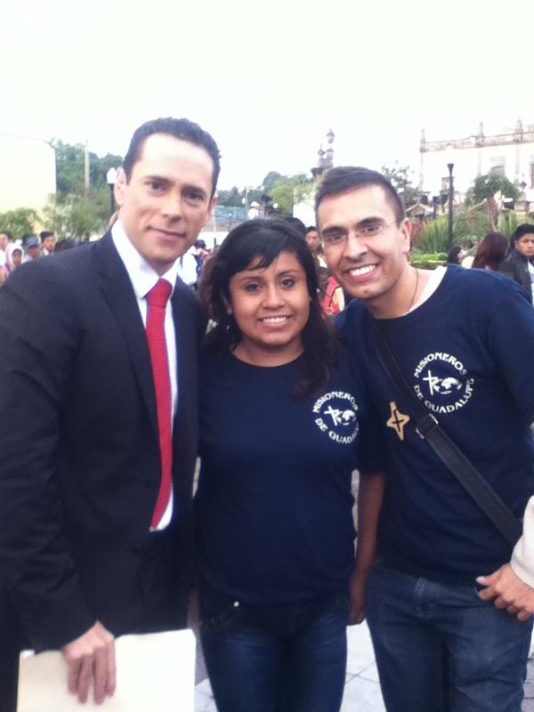 OskarDur's tweet photo. "Con María a las Misiones" Misioneros de Guadalupe!!! #Romeria2014  con @azteca_mendiola . http://t.co/cpjYPdNnnj