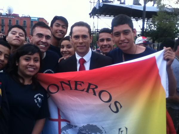 OskarDur's tweet photo. "Con María a las Misiones" Misioneros de Guadalupe!!! #Romeria2014  con @azteca_mendiola . http://t.co/cpjYPdNnnj