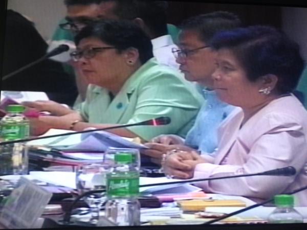 gmanews's tweet photo. Dinidinig ngayon sa Senado ang panukalang budget ng DSWD para sa taong 2015 | via @nimfaravelo http://t.co/B9ph9Rcctw