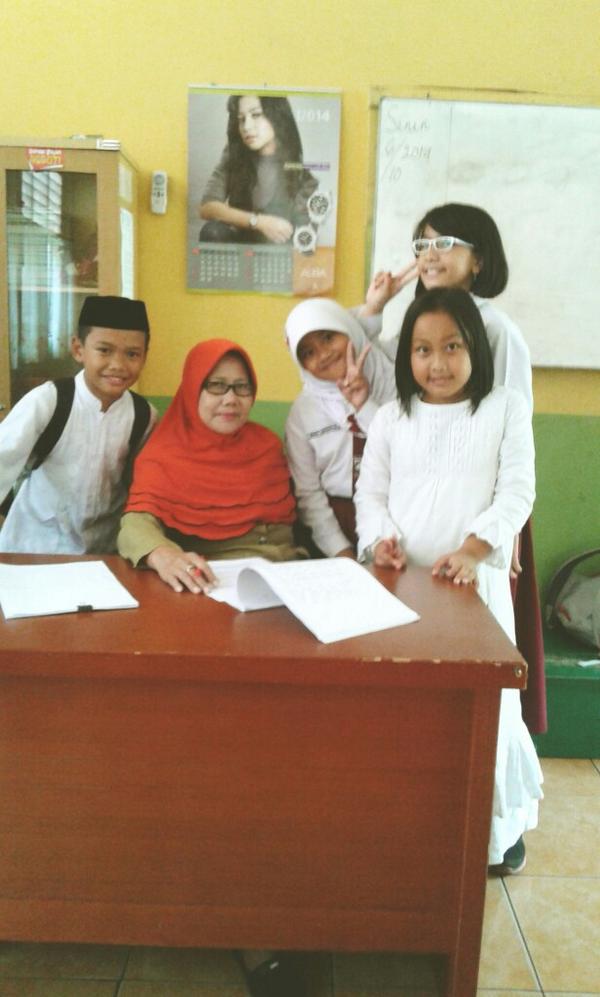 dindaaisyarinii's tweet photo. Foto bareng bu sumarni dan teman teman http://t.co/8Uiz0oCJUZ
