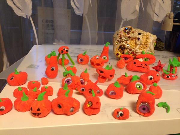 sparkle_twit's tweet photo. 10月25日土曜日   1730〜
ハロウィンパーティーの製作に使う
カボチャの飾りを作ってます
たくさんのご参加お待ちしてます http://t.co/WQkibF1fZ6
