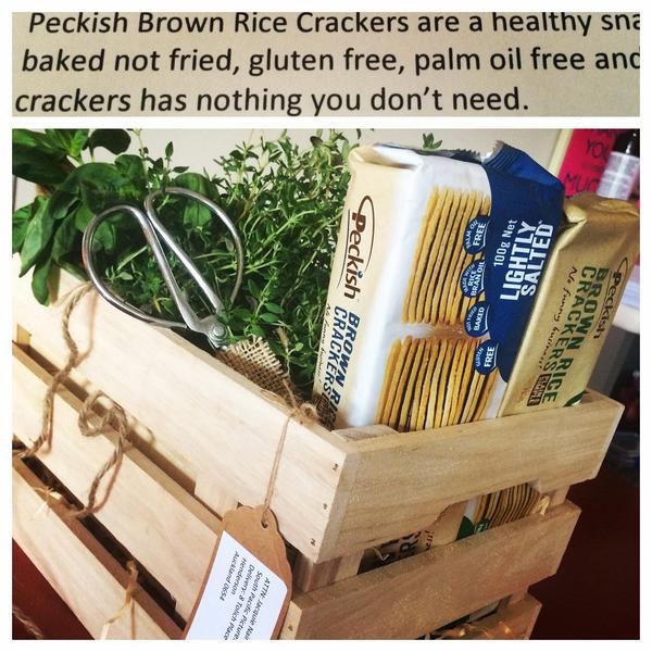 JacquelineNairn's tweet photo. Spoilt💚PeckishThins & herbs for my garden💚Speaking my language with #palmoilfree💚Thank you #Haystac #NoOrangutanTears http://t.co/fvnnQvBbz8