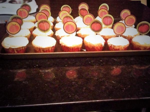KottmannC's tweet photo. Just baked &amp; decorated cupcakes for fall! Feeling like a "real" mom! 🍂🍁 http://t.co/cssfVAEfiC