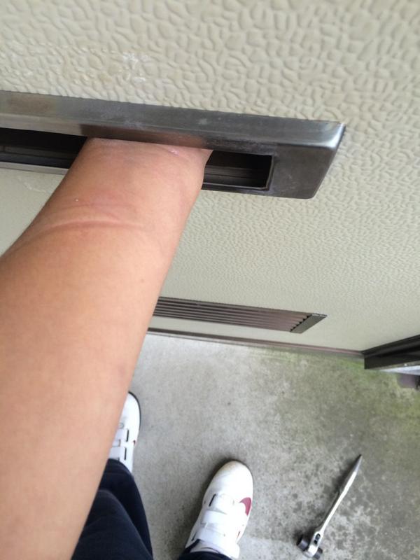 j_agjd's tweet photo. [急募[鍵ないから無理やり開けようとしたら挟まりました。
かれこれ30分経ちます。誰か助けてください。 http://t.co/gKYOjAQRj4