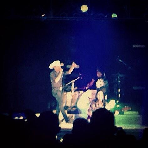 mastermindB's tweet image. Yo...tonight was absolutely AMAZING!! 😁👌
@JustinColeMoore sure puts on one hell of a show!! #OffTheBeatenPathTour 👊😏