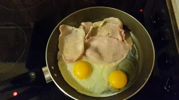 FarmersOfTheUK's tweet image. Now lets feed my self. Best part of the morning. Free range eggs. Ymmy . @Brynwchef