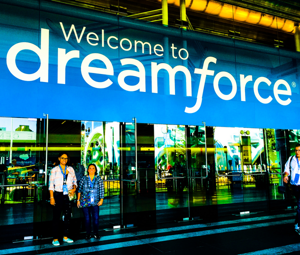 CloudComicsSFDC's tweet photo. Welcome! (Bring comfy shoes, trust me on this.) #Dreamforce #DF14 #Salesforce #Dreamforce14 #Cloudcomics #Day1 http://t.co/H9ffjxGDDH