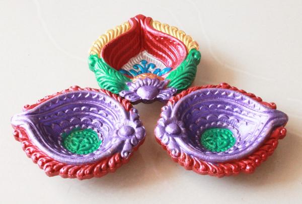 soundankar's tweet photo. Awesome diwali diyas painted by awesome kids of @AstitvaP http://t.co/6ZaLnkQvSo