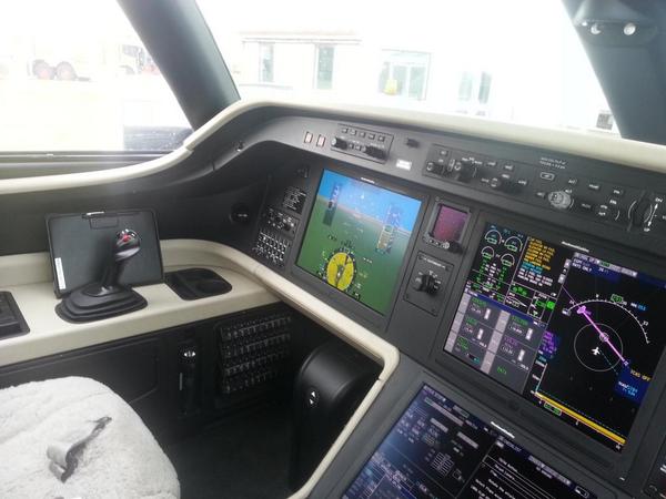 flyingdavidt's tweet image. Now that's a clean cockpit! Bumped into the #Legacy500 in #Glasgow (not literally)