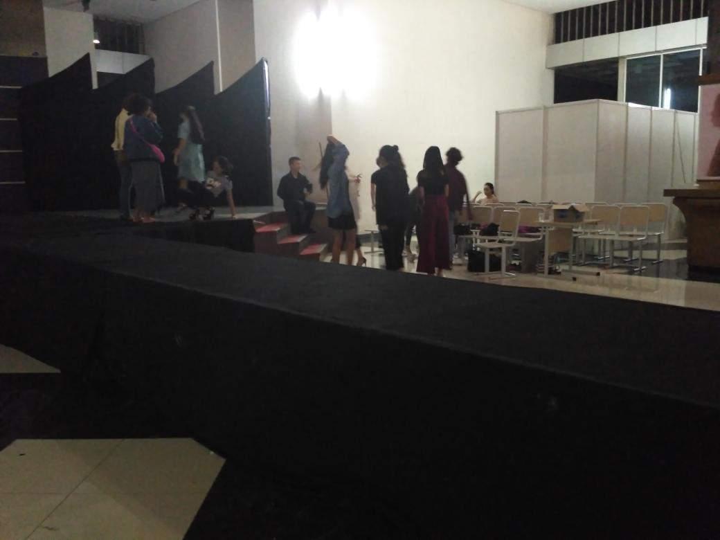 H-1 guysss! Ini persiapan panitia #MovestFashionday untuk besok. Jangan lupa datang ya moversss! ❤