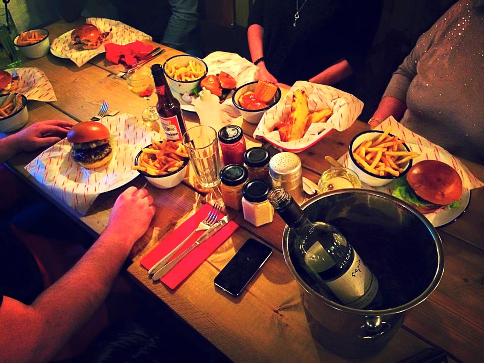 D'ya know what goes REALLY well with sunshine? Burgers and beer. That's what. ;)) #Altrincham