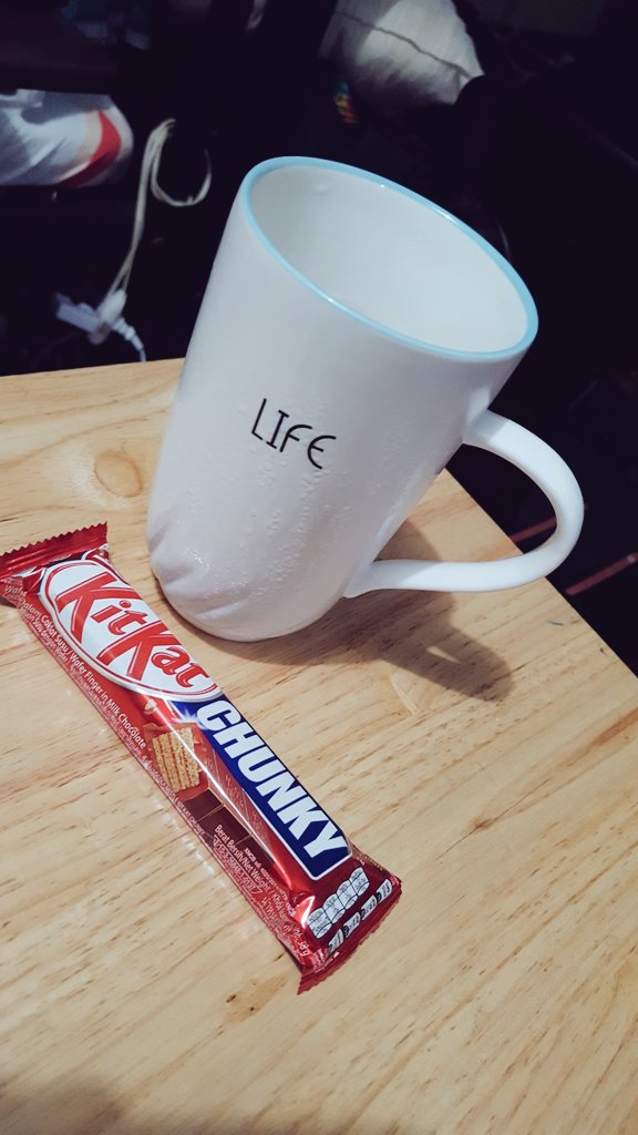 freaksdv's tweet photo. My kind of #HappyThursday #MyBreak #ConcertBreak #KitkatChunky @kitkat_ph https://t.co/qISXpn2zFP