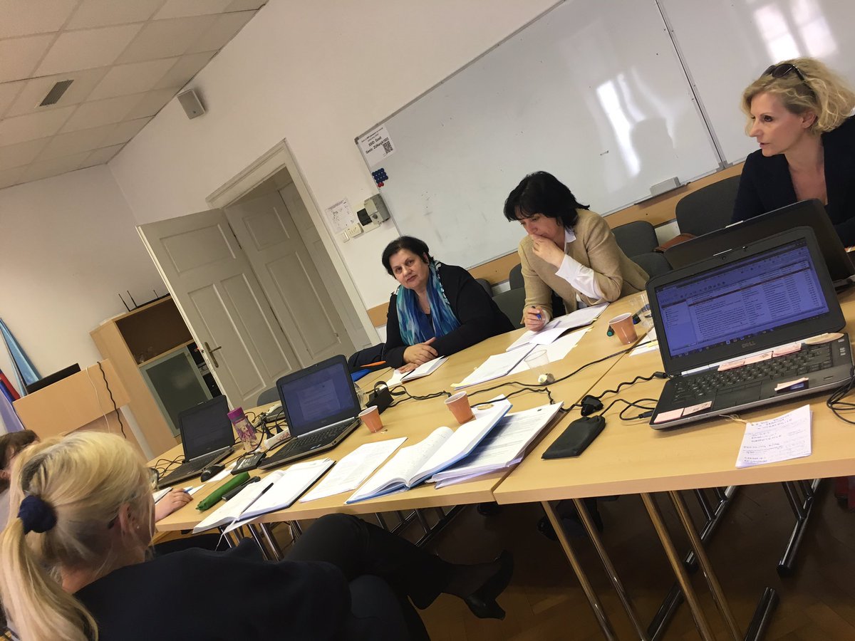 LeonidaNovak1's tweet photo. Projektna skupina BP v intenzivnem premišljevanju #zrsš @zrss_si #objem #bp @rfekonja https://t.co/y5EfiD80XB