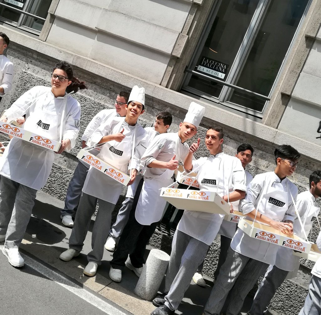 Marco_K18's tweet photo. Gli #Chef del #cookingflashmob della @ScuolaLCI :
#nonsolomusica anche cibo: bravi !!
@Cucina_Italiana 4 Maggio #Milano
#cibo #food https://t.co/ov0JeCqlPY