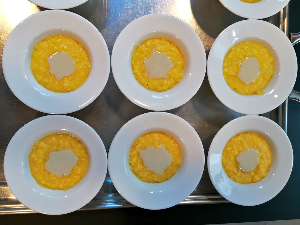 Marco_K18's tweet photo. Gli #Chef del #cookingflashmob della @ScuolaLCI :
#nonsolomusica anche cibo: bravi !!
@Cucina_Italiana 4 Maggio #Milano
#cibo #food https://t.co/ov0JeCqlPY