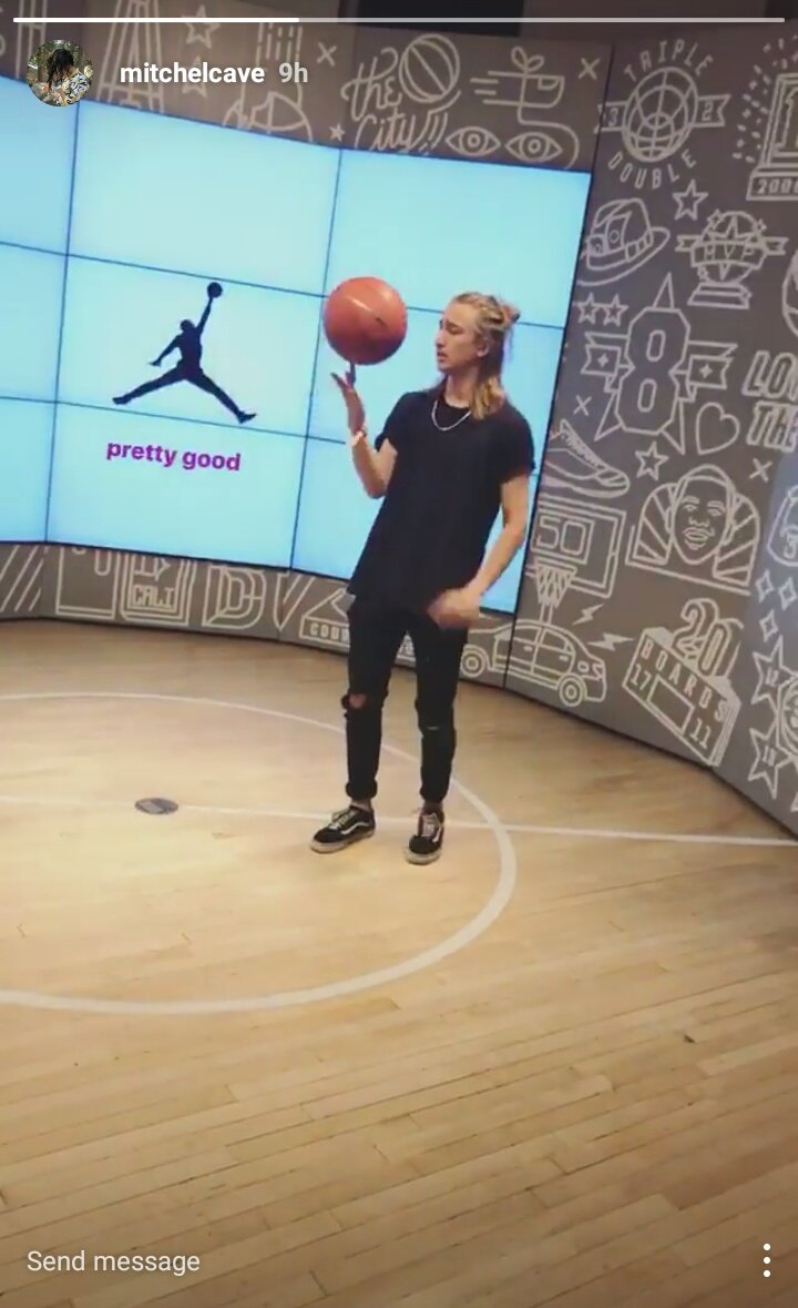 atlanticstuff's tweet image. look at the next basketball star on mitchel's instastories 🏀