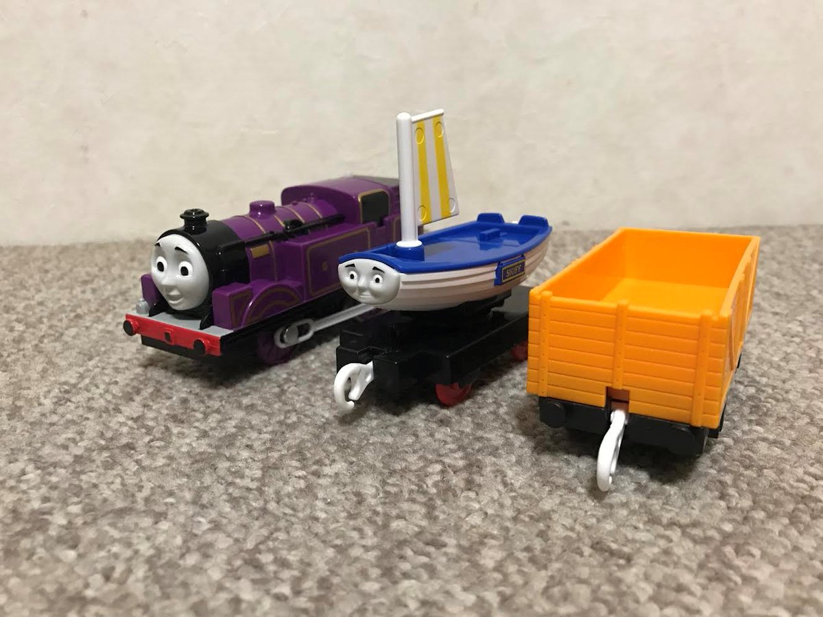 あおいぶちょー No Twitter きかんしゃトーマス 探せ 謎の海賊船と失われた宝物の関連商品が揃い 海賊船やプラレールライアンとスキフがあり 映画のように再現が出来ますね ライアンの後ろのバッファー部分は 黒く塗り スキフは分解して 水に置いたら 浮いたの