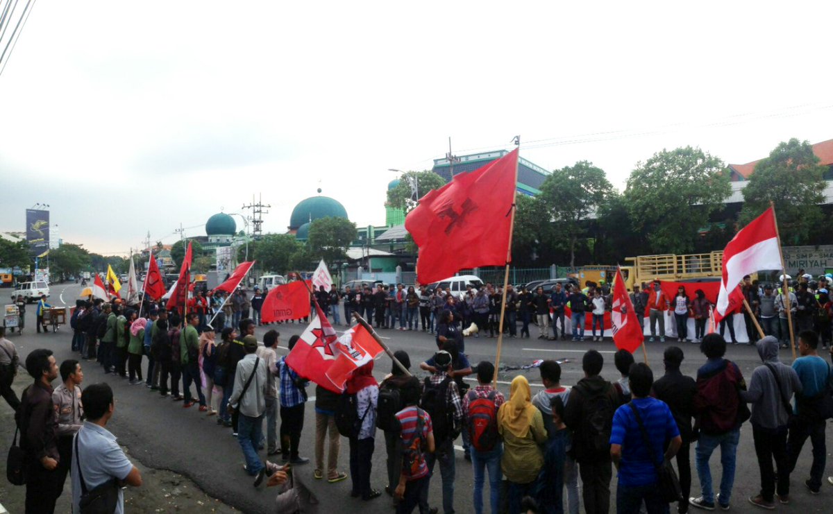 Pada 2 Mei 2017 kemarin Aliansi Mahasiswa Surabaya gelar aksi hardiknas di depan DPRD kota Surabaya.
lpmsitusua.wordpress.com/2017/05/02/mom…