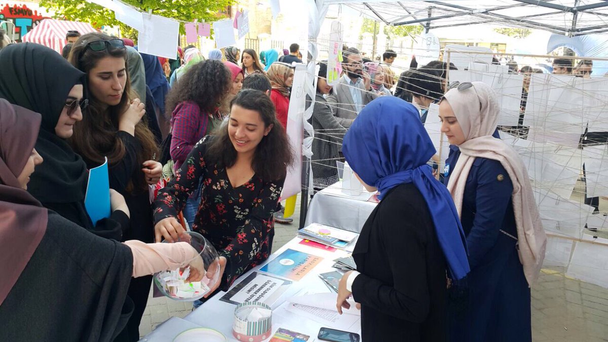 Kariyer Günlerinde amacımız sürpriz hediyelerimizle, kişilik testleri ve çeşitli eğlenceli oyunlarımızla sizlerin yüzünü güldürmekti.