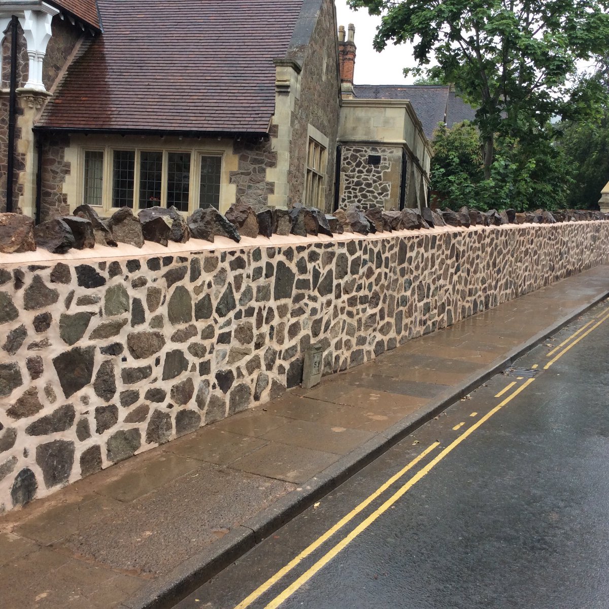 LtdAveryLand's tweet image. #AveryLandscapesLtd #aboveallelsequality #stonewalling #Malvernstone #walling #stone #snakepointing #landscaping @Bradfords_Build Malvern
