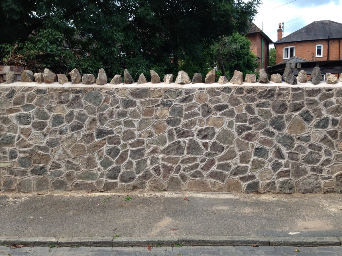 LtdAveryLand's tweet image. #AveryLandscapesLtd #aboveallelsequality #stonewalling #Malvernstone #walling #stone #snakepointing #landscaping @Bradfords_Build Malvern