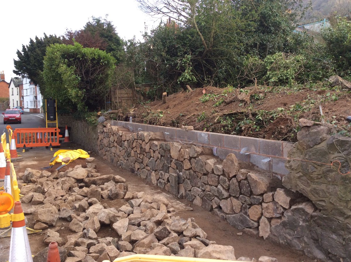 LtdAveryLand's tweet image. #AveryLandscapesLtd #aboveallelsequality #stonewalling #Malvernstone #walling #stone #snakepointing #landscaping @Bradfords_Build Malvern