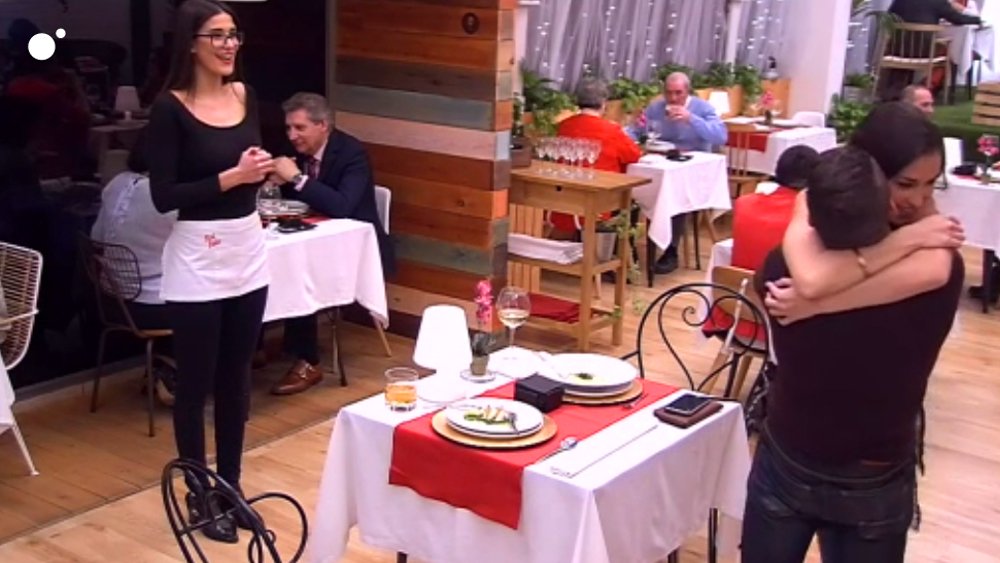 Vertele's tweet photo. Un actor porno encuentra el amor en 'First Dates' y ¿se retira? https://t.co/yFGZDM0fLv #FirstDates327 https://t.co/B2wbOlTsu1