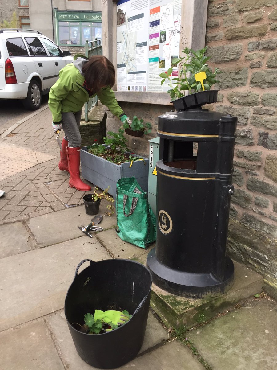 fyitalgarth's tweet photo. #GrowforTalgarth out in force today replanting the new containers! https://t.co/TLaapL2ABL