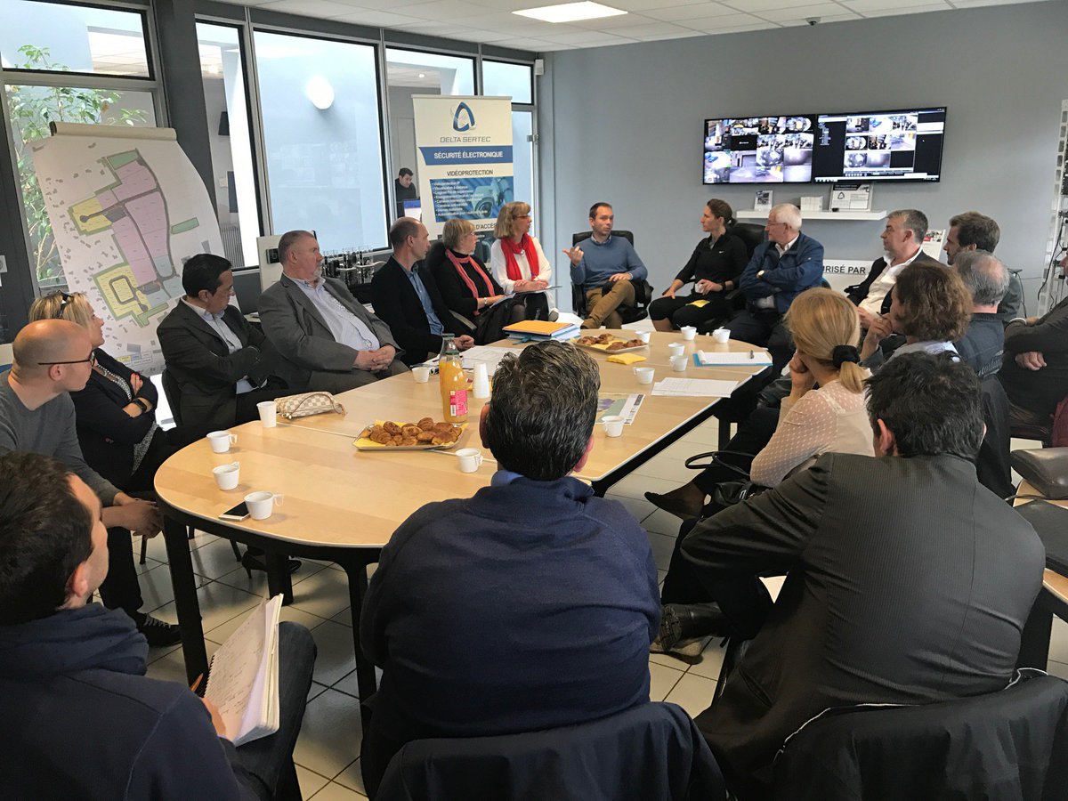 DeltaSertec's tweet image. Café bâtiment dans notre Showroom avec l'association Entrepreneurs des Sorgues et la présence des Maires de @lislesursorgue et du Thor.