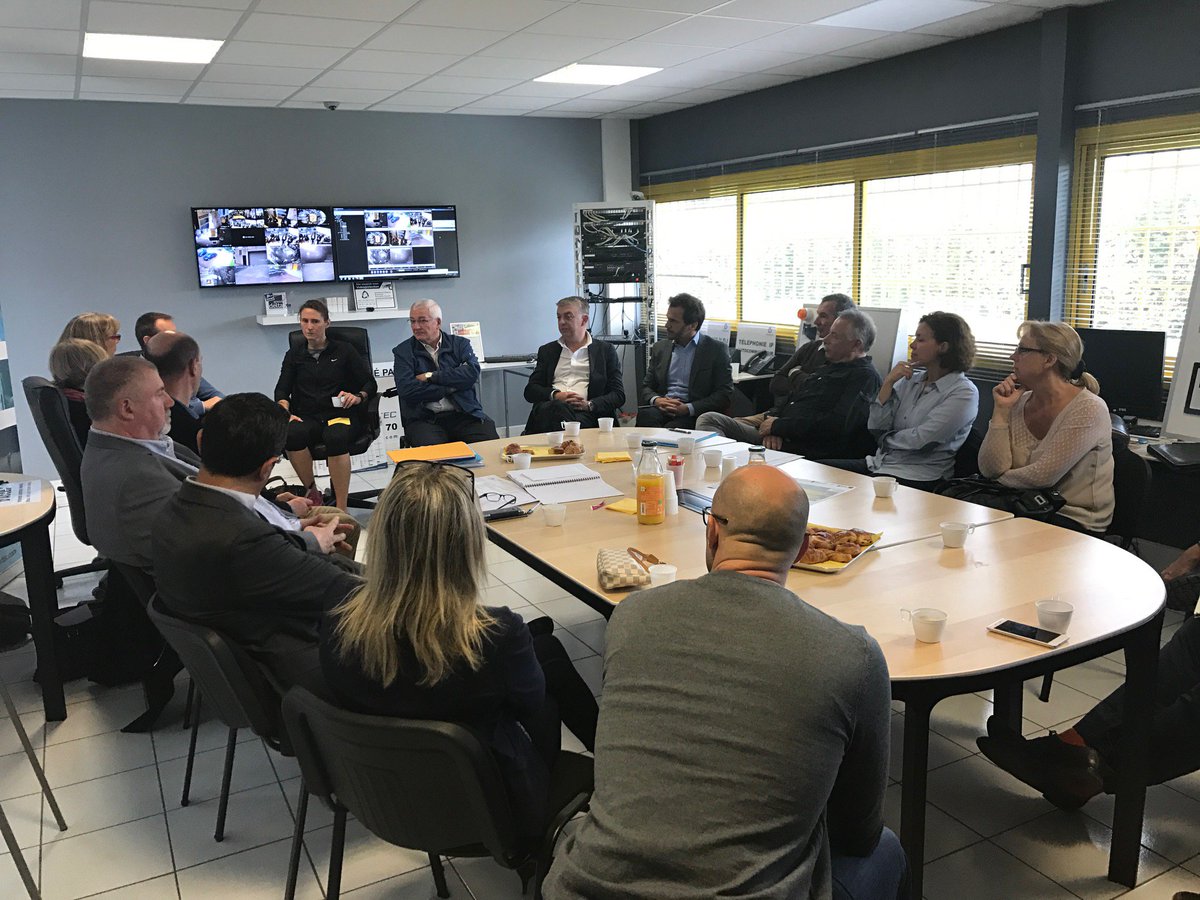 DeltaSertec's tweet image. Café bâtiment dans notre Showroom avec l'association Entrepreneurs des Sorgues et la présence des Maires de @lislesursorgue et du Thor.