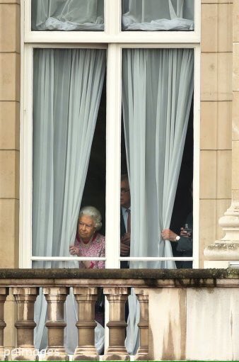 GrandpaFarrar's tweet photo. Ah shucks @WhatsApp goes down so we call a face to face meeting and everyone gets excited 🙄 #BuckinghamPalace https://t.co/XOqOJurm2d