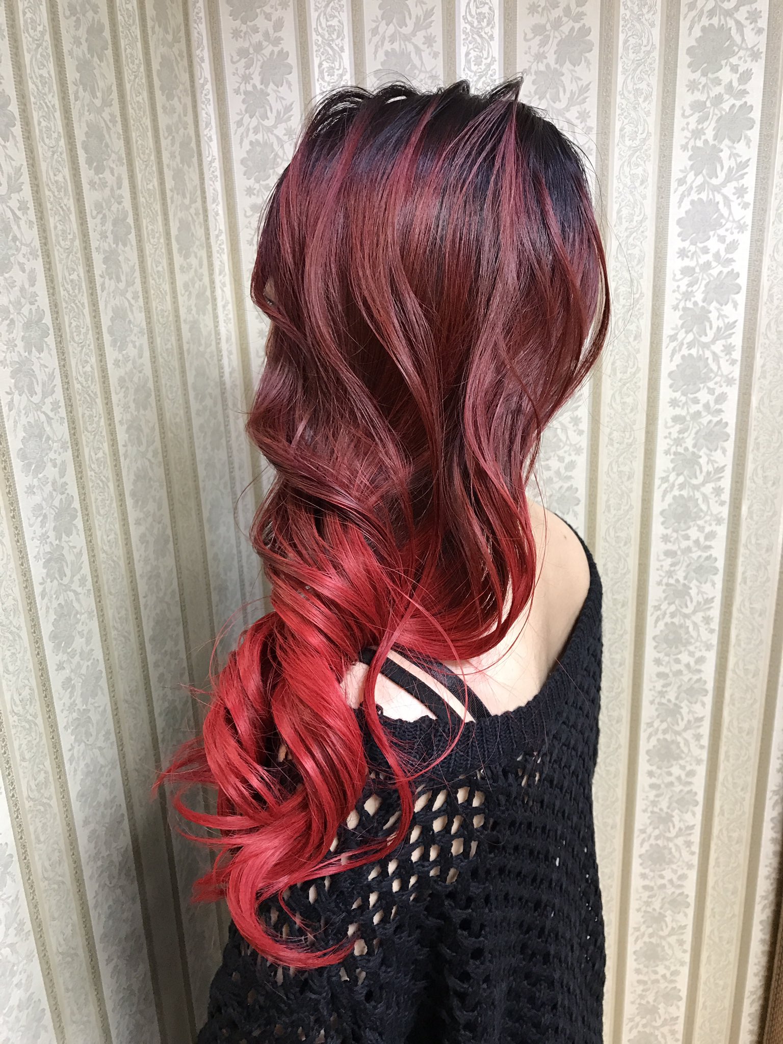 シャンテグラム ヘアスタイル紹介 赤グラデーションカラー ヘアートリートメントとカラーリングで艶 手触り 色持ちよくさせていただきました 根元 中間はブリーチなしのカラー 中間 毛先はブリーチありでビビットな赤に T Co