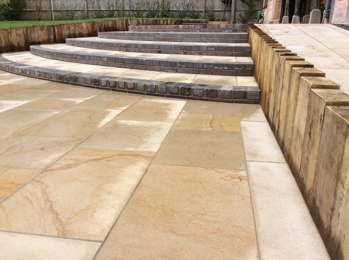 LtdAveryLand's tweet image. #AveryLandscapesLtd  #aboveallelsequality #naturalstoneslabs #patio #steps #oaksleepers #wall #garden #summeriscoming #brick @StonemarketUK